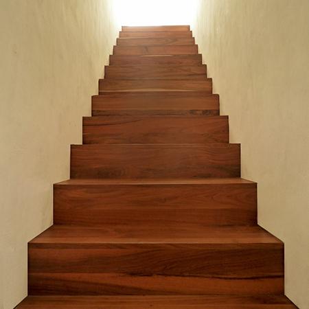 instalación de escaleras de parquet laminado